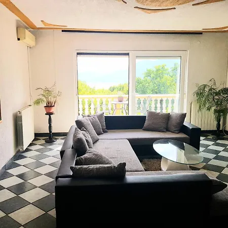 Casa Knefati * غييكا